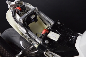 Aprilia RSV 4 2015- Díly Motoforza na motocyklu - spodní kryt sedla verze 2 s držákem baterie