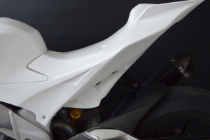 Aprilia RSV 4 2015- Díly Motoforza na motocyklu - spodní kryt sedla verze 2 pro boční držák výfuku