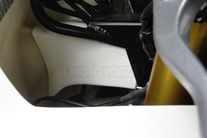 Ukázka kapotáže Motoforza na motocyklu - vzduchová roura racing a racing držák otáčkoměru