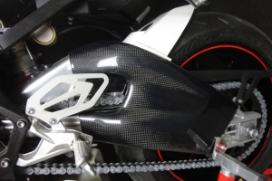 Ukázka kapotáže Motoforza na motocyklu - kryt zadní vidlice carbon