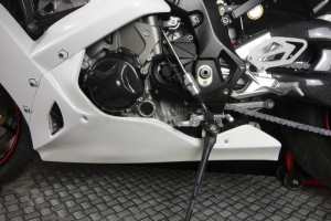 Ukázka kapotáže Motoforza na motocyklu - spodní díl pasuje také s bočním stojanem