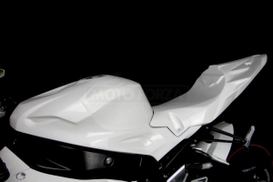 Ukázka kapotáže Motoforza na motocyklu - kryt nádrže racing velký a sedlo racing pro nalepená gumy