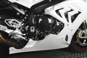 Ukázka kapotáže Motoforza na motocyklu - spodní díl pasuje s originálním a racing výfukem