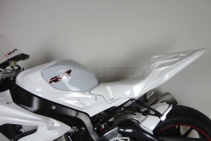 Ukázka kapotáže Motoforza na motocyklu - kryt nádrže racing -malý a sedlo racing pro nalepení gumy