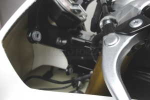 Ukázka kapotáže Motoforza na motocyklu - vzduchová roura racing a original držák otáčkoměru