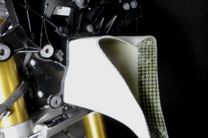 Ukázka kapotáže Motoforza na motocyklu - vzduchová roura racing a original držák otáčkoměru