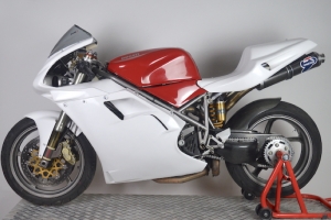 Ducati, 748,916,996 998 , 95-03 / Sedlo racing s výřezy na světlo - AMA SBK - 2 výdechy  GFK- na moto