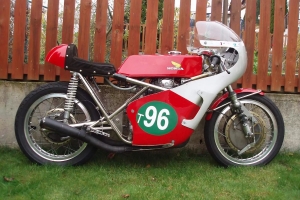 Kapotáž GRP - Honda 500 Four 1968-  Mike Hailwood replika na moto Honda CB 250 T