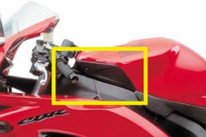 Kryt pod nádrž - Levý Honda CBR 1000RR 2004 2005 2006 2007 - ukázka na moto