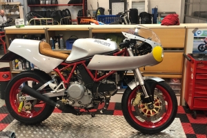 kapotáž na modelu Ducati 750ss cafe racer