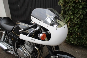 ukázka - UNI Polokapotáž 125-350cc, světlo, plexi šrouby, ořezané a navrtané plexi, držáky na světlo v kapotáži  na moto Honda
