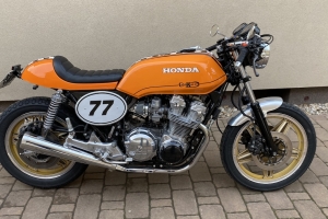 UNI Přední blatník CAFE RACER - ukázka na moto Honda CB750F 1984