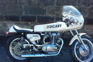ukázka - UNI Polokapotáž 125-350cc, světlo, plexi šrouby, ořezané a navrtané plexi, držáky na světlo v kapotáži  na moto Ducati 350 Sebring 1966