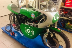 UNIversal CAFE RACER sedlo  GFK na moto Benelli