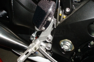 Kryt pumpy zadní brzdy Suzuki / UNIVERSAL - ukázka na moto
