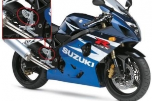 Kryt pumpy zadní brzdy Suzuki / UNIVERSAL - ukázka na moto