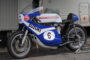 Suzuki 750 3-cyl, 1970 - foto na moto