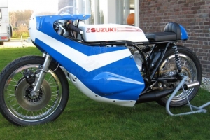 Suzuki TR 750 3-cylinder 1970 / Kapotáž GFK - na moto