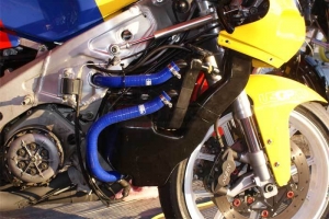 Potrubí - pravá strana GFK racing - probarvený laminát  Yamaha TZ 250 2002 2003 - 