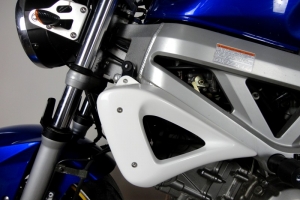Kryty chladiče - GFK . ukázka na motocyklu Suzuki SV 650N 03-