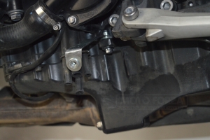 Klín pod motor Triumph 1050 Speed Triple 2011-2015,  - montážní sada na moto - Levá strana - držák č. 1