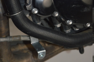 Klín pod motor Triumph 1050 Speed Triple 2011-2015,  - montážní sada na moto - Levá strana - držák č. 2
