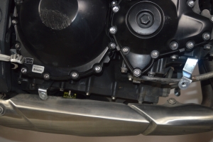 Klín pod motor Triumph 1050 Speed Triple 2011-2015,  - montážní sada na moto - Pravá strana - držák č-3