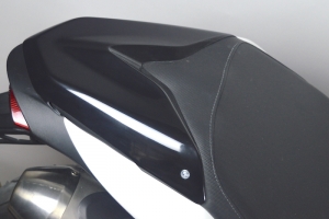 Kryt sedla spolujezdce GFK-sklolaminát černý probarvený- Triumph Speed Triple 1050 2011-2015