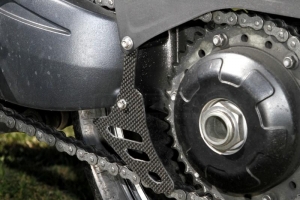 Vodící ploutev carbon na motocyklu