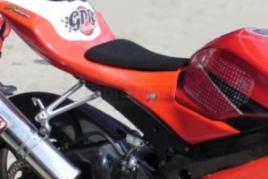 Pěna na sedlo universální tvar - ukázka na motocyklu