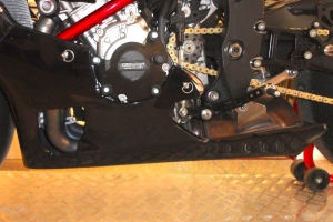 ukázka dílů Motoforza na motocyklu Yamaha YZF R1M 2015 - s original výfukem
