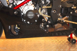 Ukázka dílů Motoforza na motocyklu Yamaha YZF R1M 2015 s original výfukem