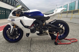 ukázka dílů Motoforza na motocyklu Yamaha YZF R1M 2015 - s Akrapovic výfukem