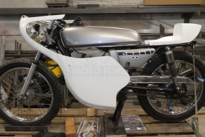 Yamaha  TZ 125,1972-1975 / Kryt pod motor GFK - na moto Yamaha R100