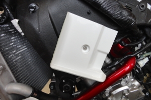 Ukázka dílů Motoforza na motocyklu Yamaha YZF R1M 2015 - cpu držák