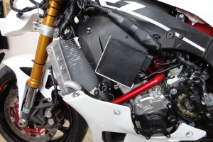 Ukázka dílů Motoforza na motocyklu Yamaha YZF R1M 2015 - cpu držák - origo jednotka